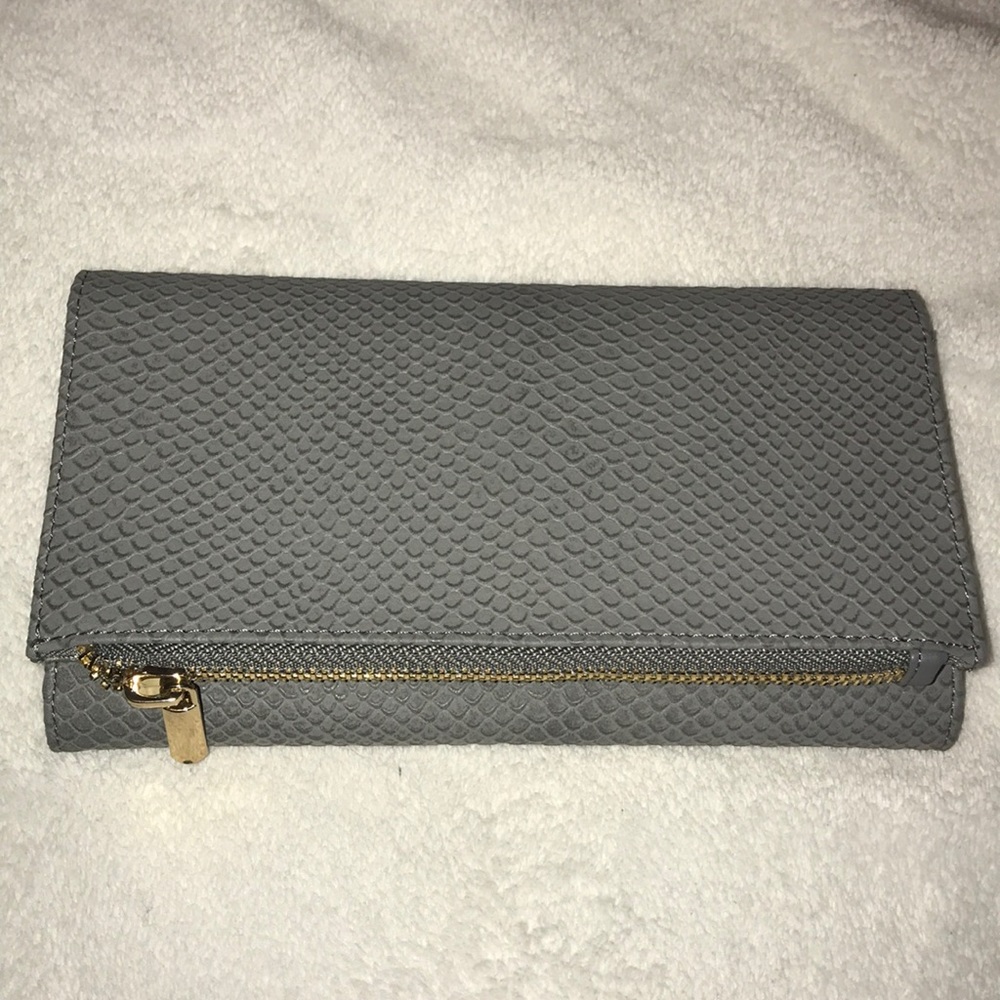 gray scaled wallet